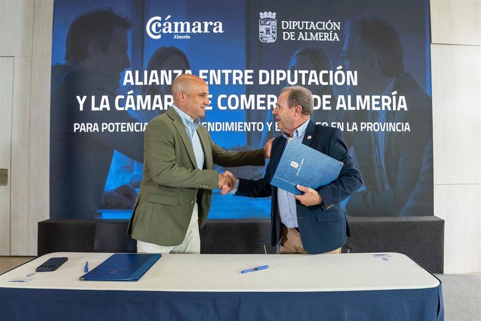 El presidente de la Diputación de Almería, José Antonio García Alcaina, y el presidente de la Cámara de Comercio, Jerónimo Parra, tras la firma del convenio de colaboración.