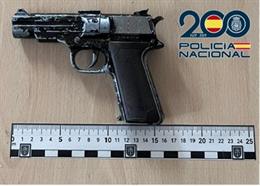 Arma de fuego simulada intervenida a un hombre en el barrio de La Isleta, en Las Palmas de Gran Canaria