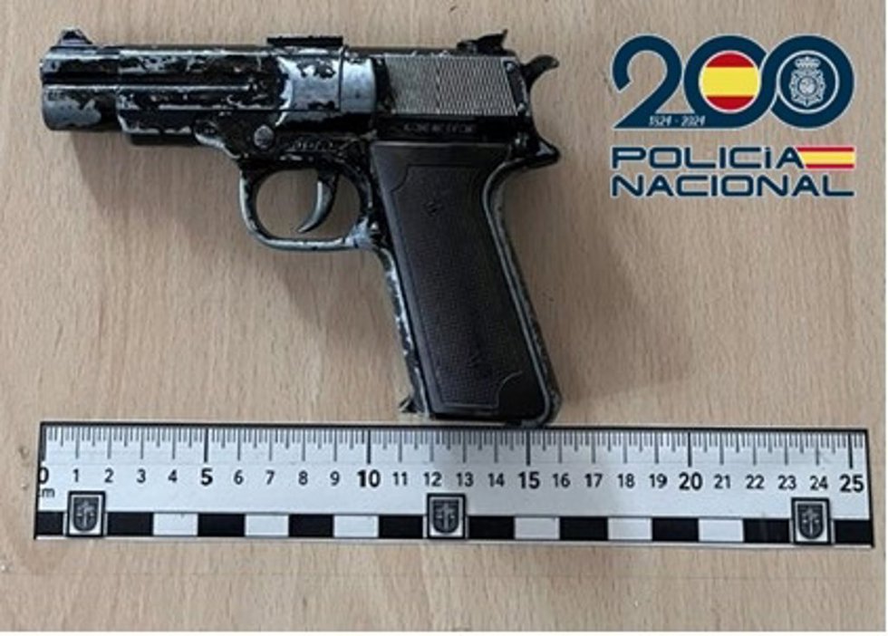 Arma de fuego simulada intervenida a un hombre en el barrio de La Isleta, en Las Palmas de Gran Canaria
