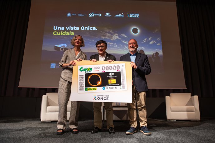 El secretario general de Ciencia, Innovación y Universidades, Juan Cruz, junto al vicepresidente de la ONCE, Alberto Durán, y la directora general de la Fecyt, Izaskun Lacunza, durante le presentación de la campaña 'Una vista única. Cuídala' en A Coruña.
