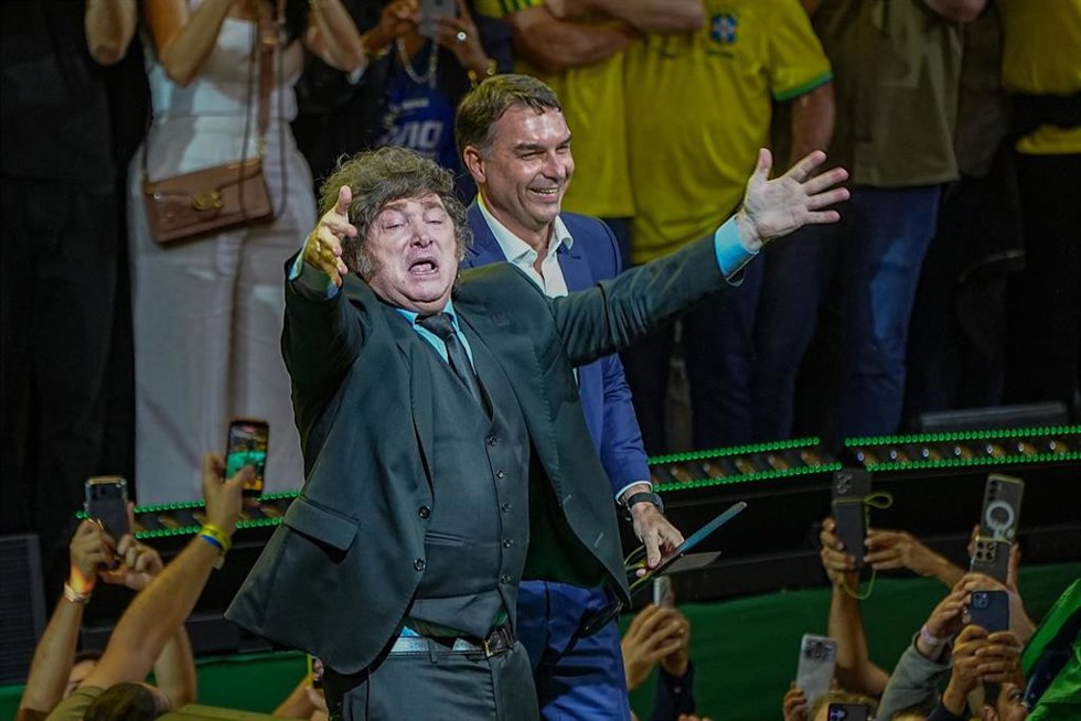 El presidente argentino, Javier Milei, con Flávio Bolsonaro.