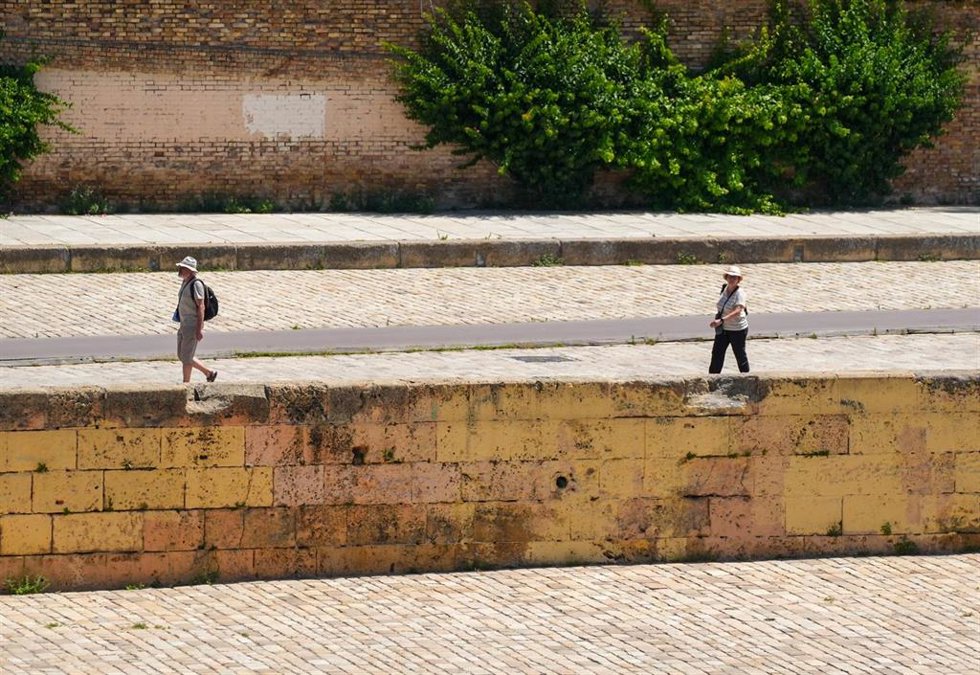 Archivo - Turistas con ropa veraniega en Sevilla.