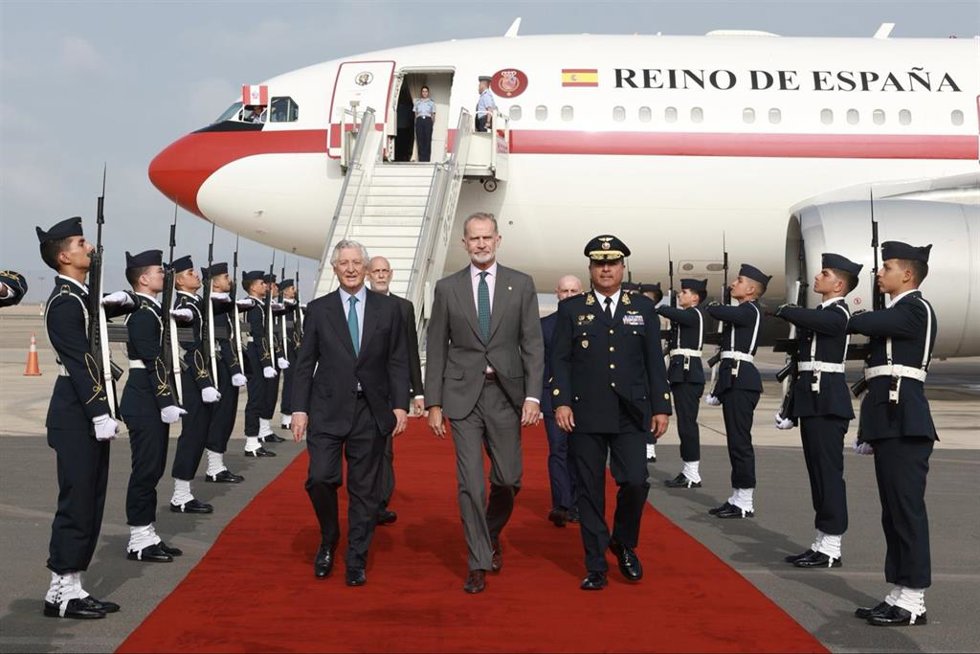 El Rey a su llegada a Lima para asistir a los actos de la toma de posesión como presidenta de Keiko Fujimori