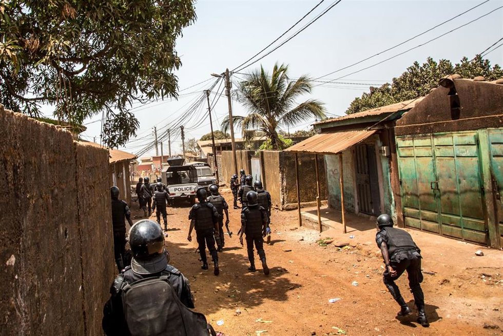 Archivo - Efectivos de la Policía guineana en Wanidara, Conakry