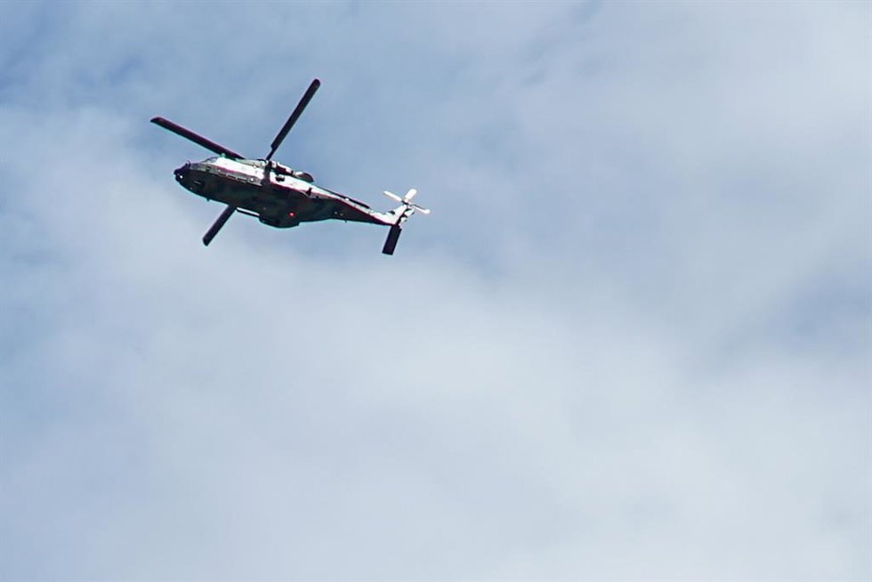 Archivo - Helicoptero sobrevuela la sede de la cumbre del G7 en Evian. 