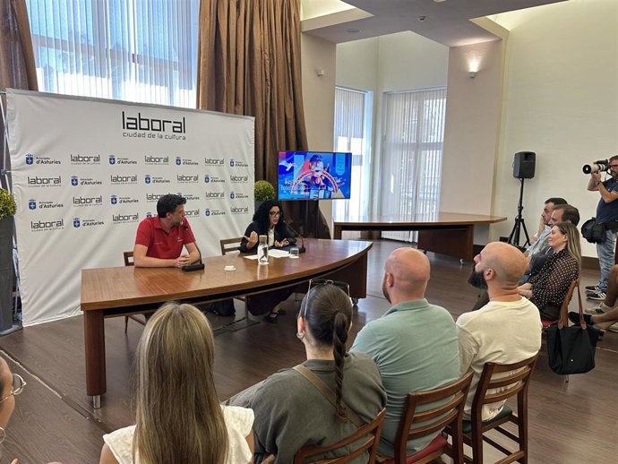 La consejera de Cultura, Política Llingüística y Deporte, Vanessa Gutiérrez (a la derecha), y el delegado del festival en Asturias, Iñaki Sánchez Santianes (a la izquierda), durante la presentación de la delegación asturiana en Lorient.