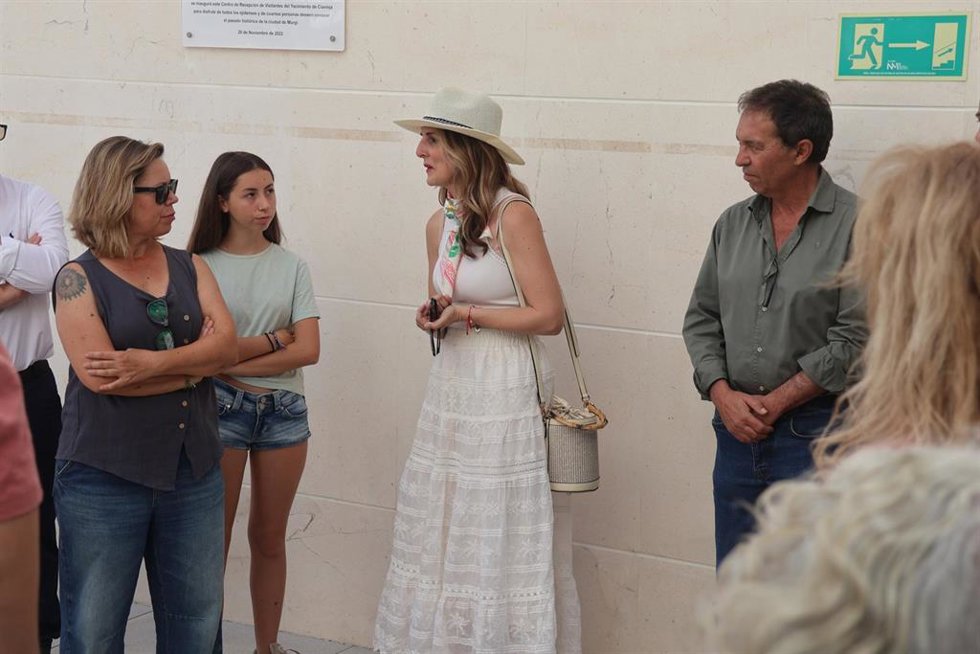 Participantes en una visita al yacimiento arqueológico de Ciavieja, en El Ejido (Almería).