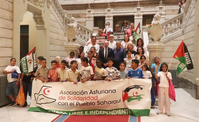 La Junta General del Principado de Asturias recibe a una delegación saharaui participante en el programa 'Vacaciones en Paz'.