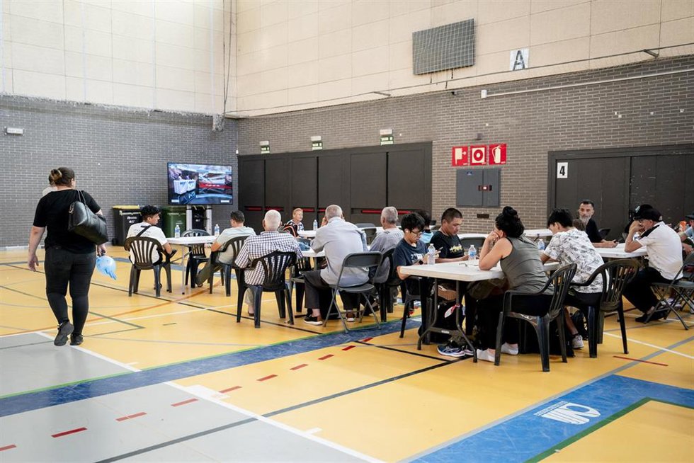 Vecinos desplazados de Fresnedillas de la Oliva, en el pabellón polideportivo Paco Sedano, a 24 de julio de 2026, en Móstoles, Madrid (España). Los incendios que afectan a la Comunidad de Madrid siguen avanzando sin control y se han unido en un solo foco,