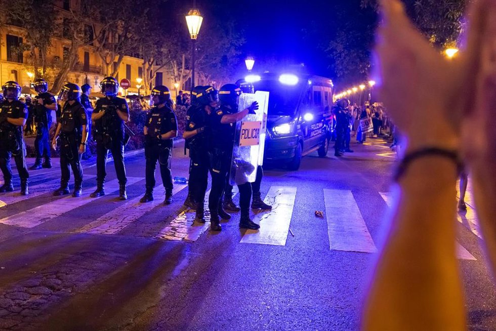 Cargas policiales durante una manifestación contra la saturación turística, a 26 de julio de 2026, en Palma de Mallorca, Islas Baleares (España).