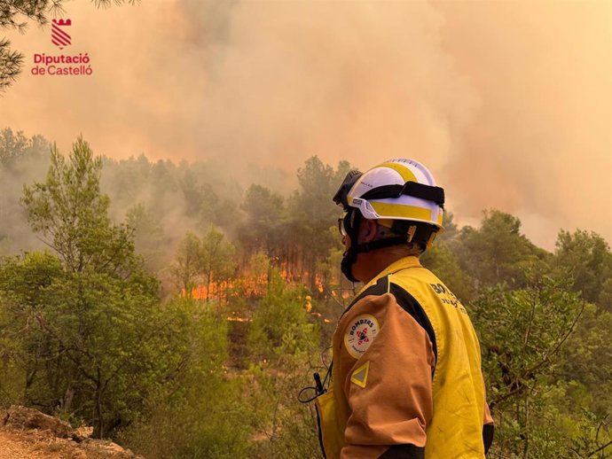 Un bombero en el incendio de Vall d'Uixó (Castellón)