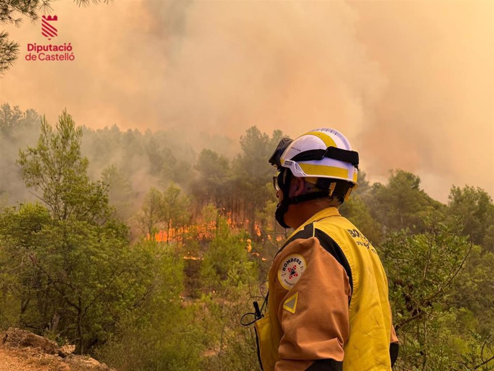 Un bombero en el incendio de Vall d'Uixó (Castellón)