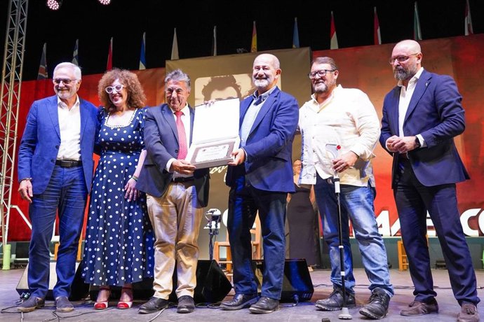 Pepa Pacheco recogiendo la Medalla de Oro del Festival Internacional de Cante Flamenco de Lo Ferro.