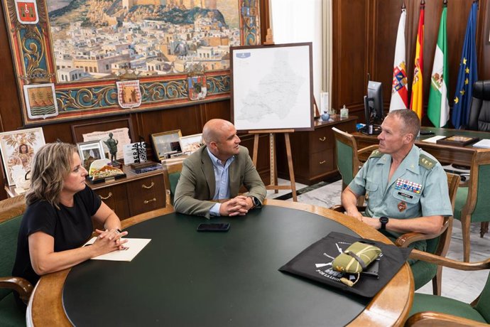La diputada provincial de Deporte, María Luisa Cruz; el presidente de la Diputación de Almería, José Antonio García Alcaina; y el jefe del Tercio 'Don Juan de Austria' 3º de La Legión, el coronel José Manuel Sánchez Arribas, durante la reunión.