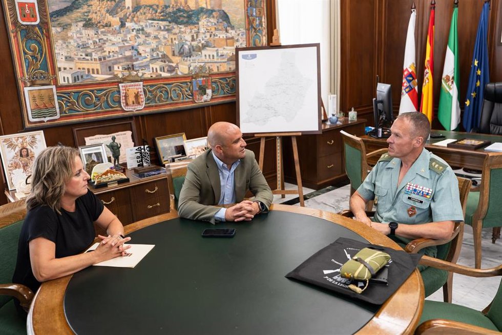 La diputada provincial de Deporte, María Luisa Cruz; el presidente de la Diputación de Almería, José Antonio García Alcaina; y el jefe del Tercio 'Don Juan de Austria' 3º de La Legión, el coronel José Manuel Sánchez Arribas, durante la reunión.