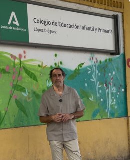 El portavoz de Hacemos Córdoba, Juan Hidalgo, ante un colegio público de Córdoba.