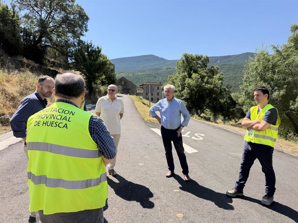 Visita a las obras de acceso a Oliván, que han supuesto una inversión de más de 167.000 euros.