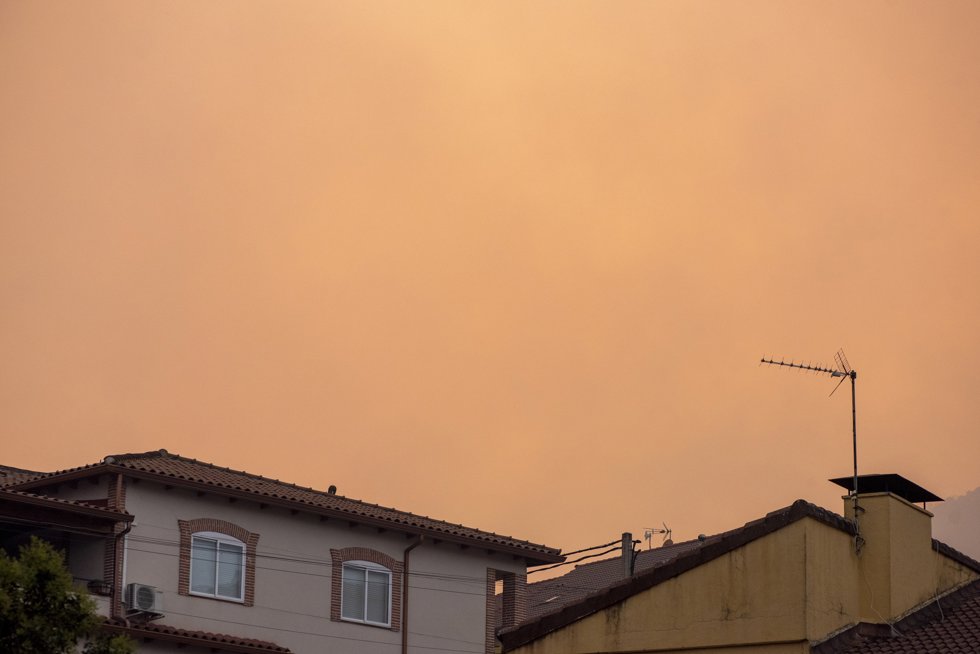 Vista del pueblo con humo, a 26 de julio de 2026, en Piedralaves, Ávila, Castilla y León (España).