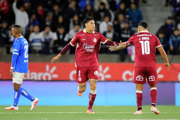Futbol, Universidad Catolica vs Deportes La Serena Fecha 16, Liga de Primera 2026. El jugador de Deportes La Serena Gonzalo Figueroa, centro, celebra su gol durante un partido de primera contra Universidad Catolica disputado en el estadio Claro Arena en