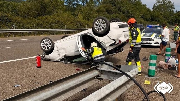 Dos menores, evacuados por precaución tras volcar un turismo en la A-8 en Colunga