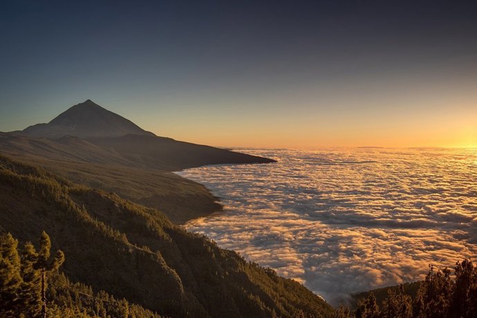 Archivo - Mar de nubes con el Teide de fondo.