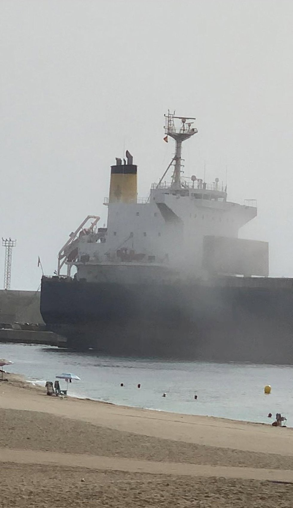 Un buque atracado en el Puerto de Garrucha (Almería), con polvo en suspensión junto a la zona de carga.