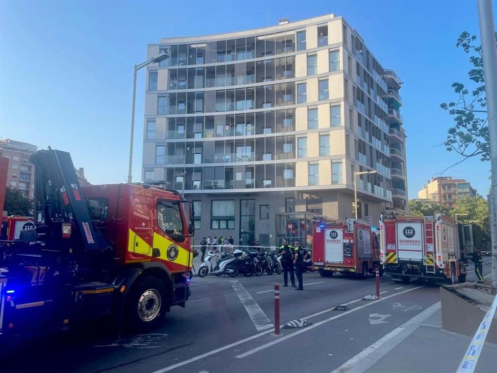 Efectivos de Bombers de Barcelona trabajan en el lugar de los hechos