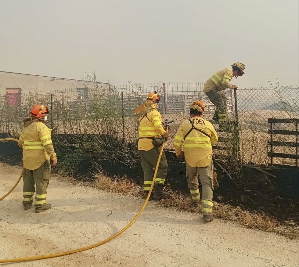 Efectivos del Infoex trabajando en los incendios