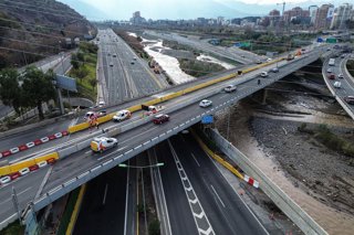 Santiago, 27 de julio de 2026.  Debido a trabajos de reemplazo de Puente Lo Saldes, se cierran pistas exteriores hasta enero del 2027 en el viaducto que une la Autopista Costanera Norte con el tramo Kennedy   Diego Martin/Aton Chile