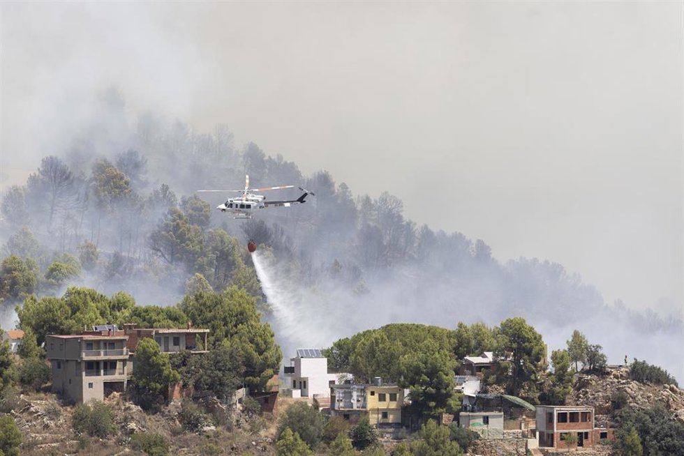 Helicóptero durante las labores de extinción de un incendio forestal en la Vall 