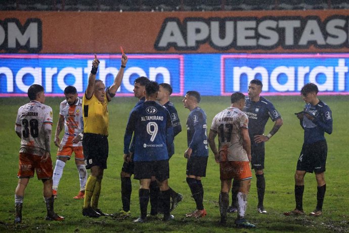 Futbol, Huachipato vs Cobresal Decimosexta fecha, campeonato Nacional 2026. El arbitro  Hector Jona es fotografiado durante el partido de primera division entre Huachipato vs Cobresal disputado en el estadio CAP de Talcahuano, Chile. 25/07/2026 Eduardo