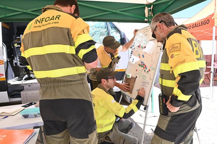 Archivo - Varios bomberos de Infoar trabajan en un Puesto de Mando Avanzado.