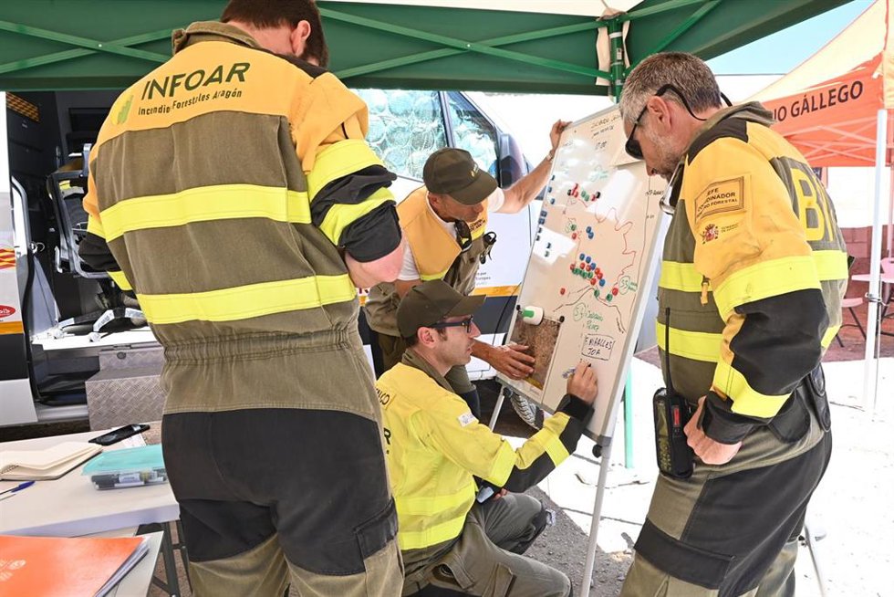 Archivo - Varios bomberos de Infoar trabajan en un Puesto de Mando Avanzado.