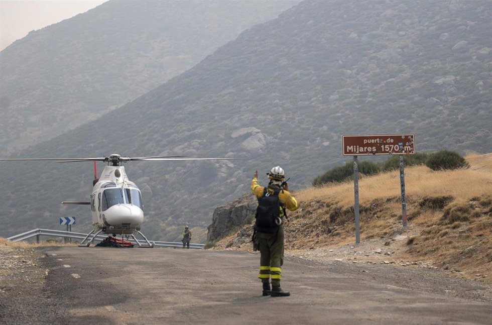 Un helicóptero trabaja en las labores de extinción, a 27 de julio de 2026, en Mijares, Ávila, Castilla y León (España).