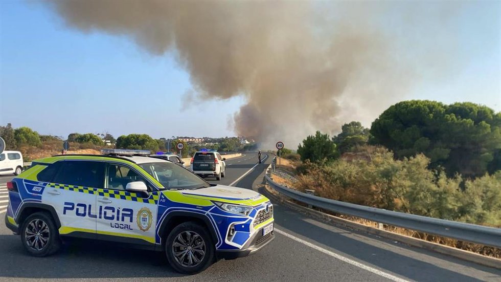 Imagen del incendio forestal declarado este lunes en Lepe.