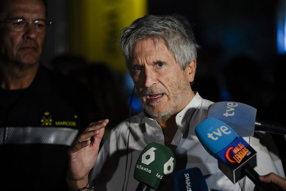 Archivo - El ministro del Interior, Fernando Grande Marlaska, atiende a los medios de comunicación, en el Puesto de Mando Avanzado.