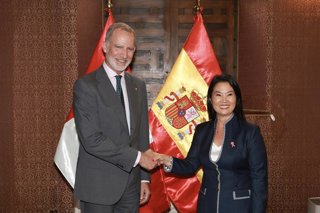 El Rey Felipe VI junto ala presidenta electa de Perú, Keiko fujimori