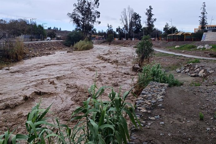 Vallenar 21 de julio 2026. Vista general del puente Ananuca del Río Huasco de Vallenar en medio de la emergencia por el sistema frontal. Claudio Lopez/Aton Chile