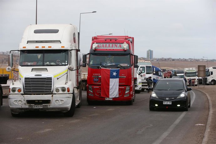 Alto Hospicio, 13 de Mayo del 2024. Camioneros de algunos sectores mantienen tomada y cortada la salida sur de la ruta A-16, ubicada en el sector de La Azufrera de Alto Hospicio en protesta por la alta inseguridad y ola migratoria en el Chile.  Alex