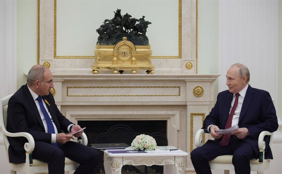 Archivo - El presidente de Rusia, Vladimir Putin, conversa con el primer ministro de Armenia, Nikol Pashinián, en una imagen de archivo