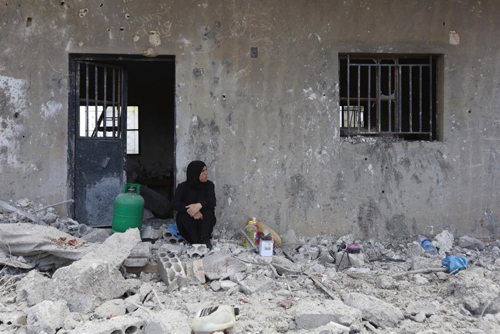 Ciudadanos libaneses junto a sus hogares destruidos por causa de los ataques israelíes contra el sur del país