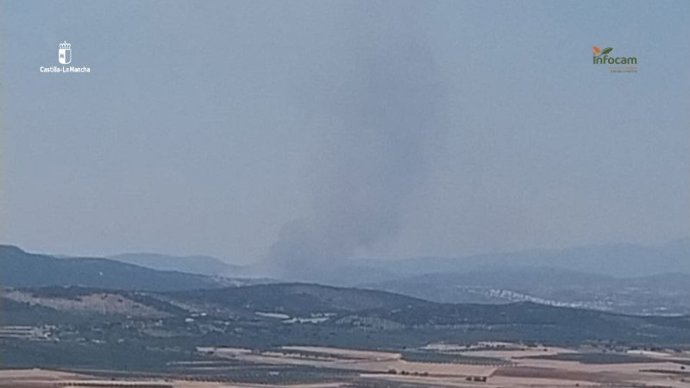 Sucesos.- Hasta 23 medios trabajan en la extinción del fuego declarado en Viso del Marques (Ciudad Real)