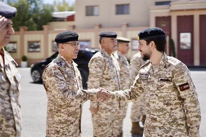 Archivo - El príncipe heredero de Jordania junto a altos cargos de las Fuerzas Armadas.
