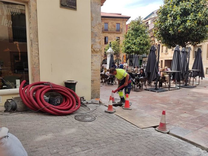 Archivo - Trabajador en Oviedo.