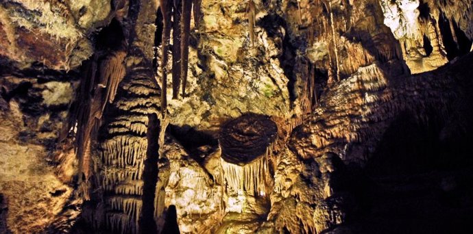Archivo - Grutas de Cristal de Molinos (Teruel).