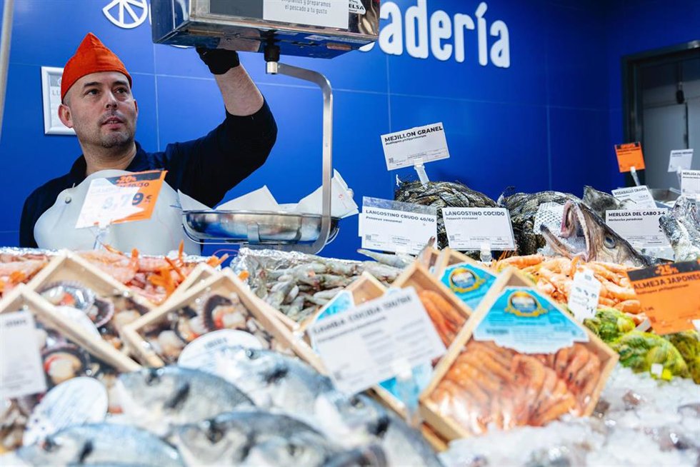 Archivo - Pescadería en supermercado Dia