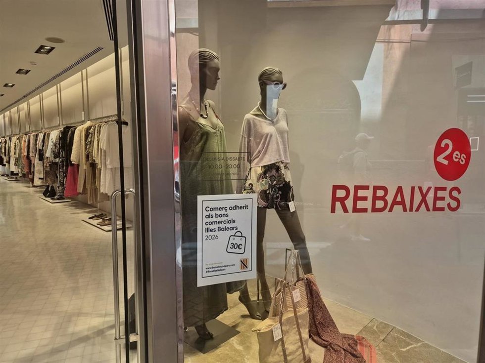 Escaparate de un comercio en Baleares.