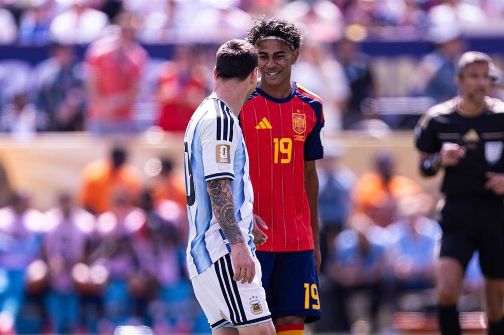 Lamine Yamal y Leo Messi durante la final del mundial. 