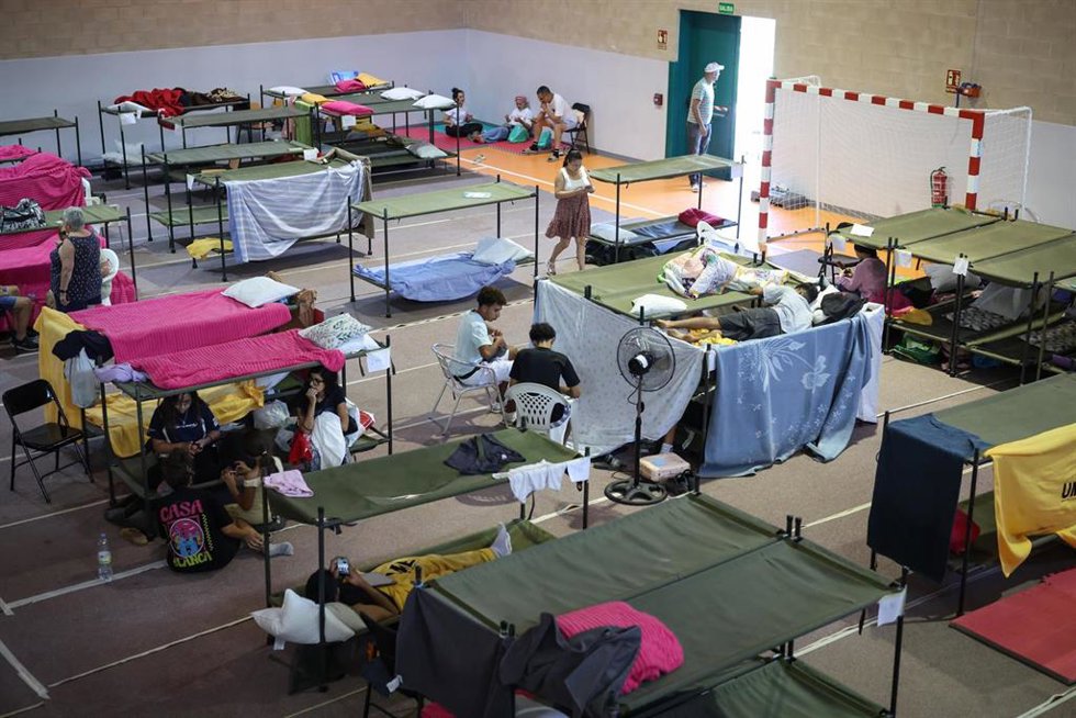 Desalojados por el incendio en el Polideportivo Municipal La Chopera, a 27 de julio de 2026, en Villamanta, Madrid (España). 