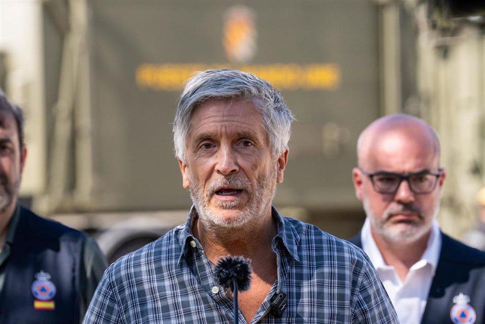 El ministro del Interior, Fernando Grande-Marlaska, ofrece declaraciones tras el Comité Estatal de Coordinación y Dirección del Plan Estatal de Emergencias (CECOD), en el Puesto de Mando Avanzado (PMA) de Navalcarnero.